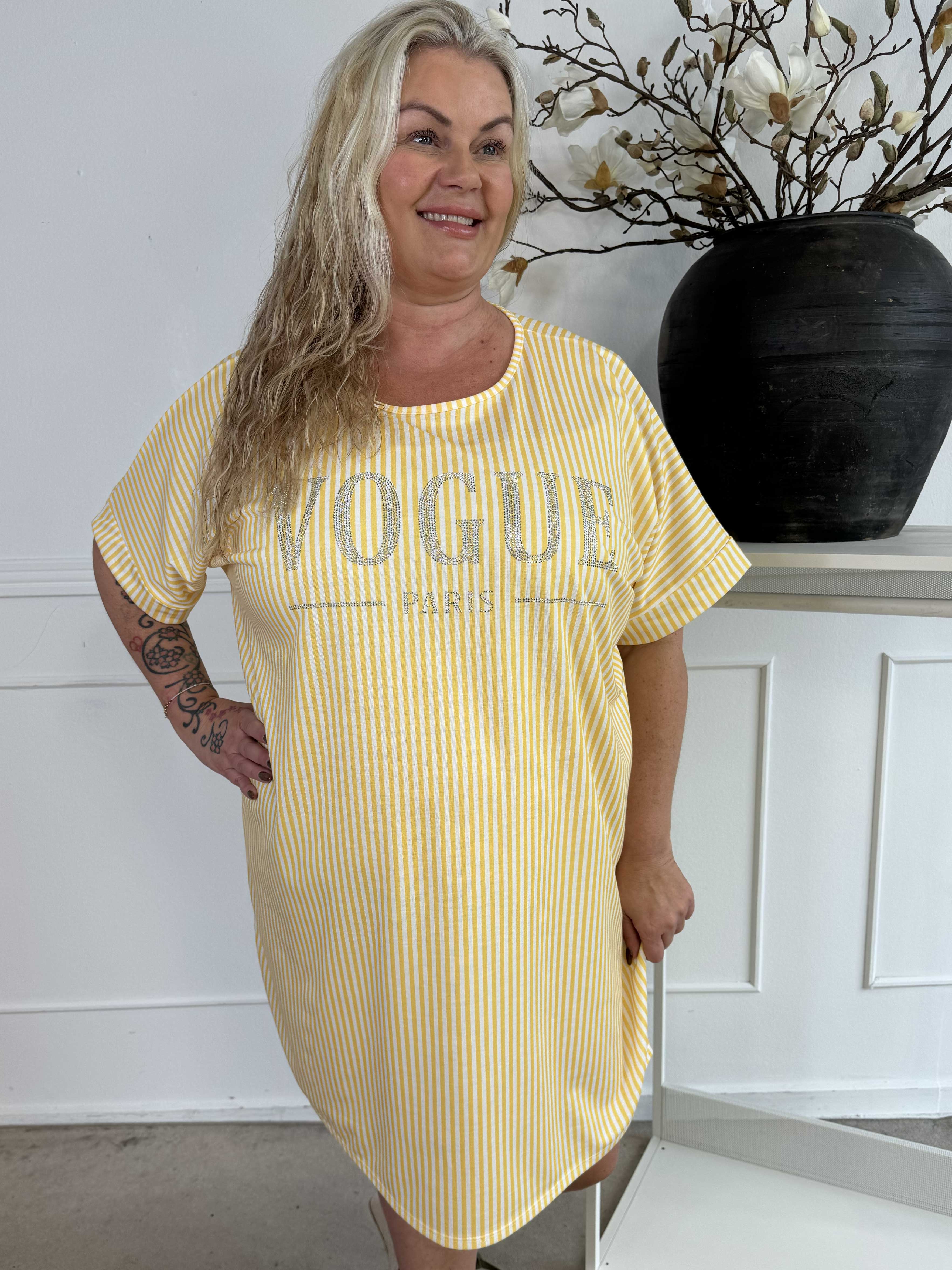 Mintu Stripe Dress - Plus size stribet kjole i bomuld med similisten